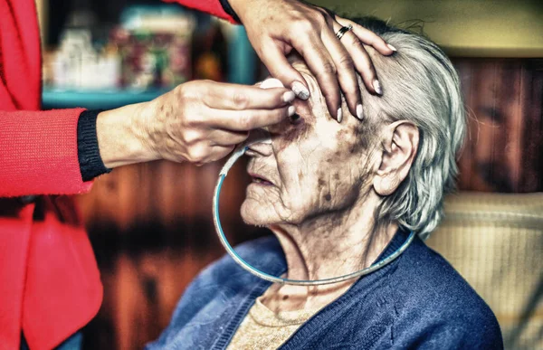 Medisch Oogdruppels Toedienen Aan Oudere Vrouwen Delicate Gezondheidsproblemen — Stockfoto