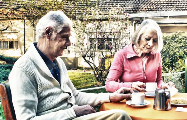 白人退休夫妇在花园里吃早餐 退休和放松的概念 — 图库照片