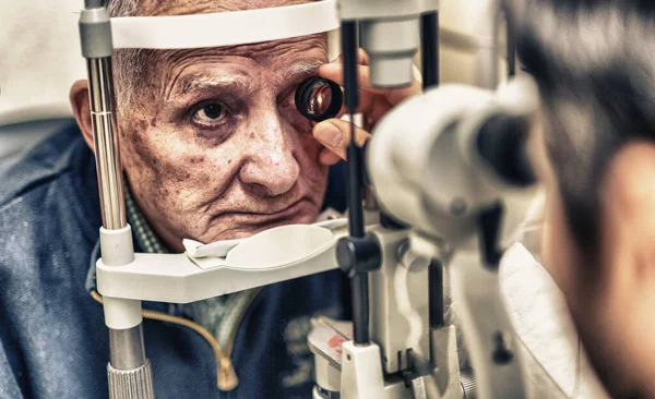 Modern Oftalmoloji Kliniğinde Uzman Bir Erkek Hastayı Özel Ekipman Kullanarak — Stok fotoğraf