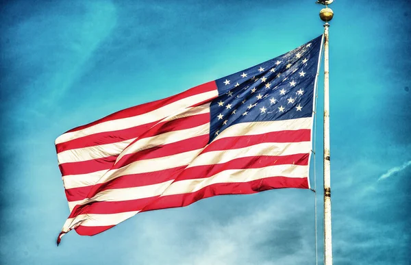 Amerikanische Flagge Weht Vor Schönem Himmel — Stockfoto