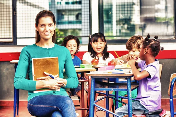 Γυναίκα Δασκάλα Αυτοπεποίθηση Στην Πολυεθνική Στοιχειώδη Τάξη Επιστροφή Στο Σχολείο — Φωτογραφία Αρχείου