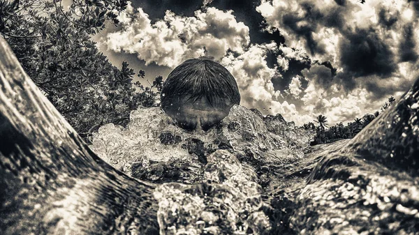 ビーチでダイビングの男性 水の中をジャブジャブ — ストック写真