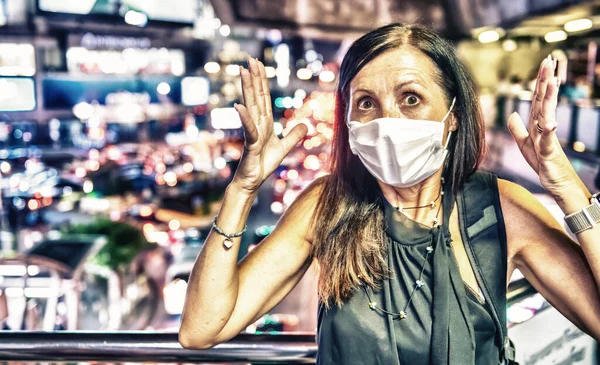 Terrified Woman City Traffic Wearing Breathing Mask Pollution Coronavirus — Stock Photo, Image