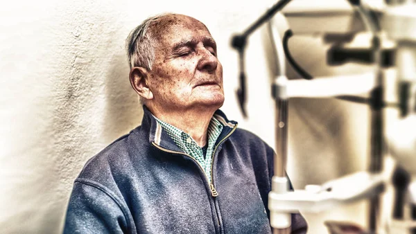 Senior Mannelijke Patiënt Die Een Medische Gezichtstest Ondergaat — Stockfoto