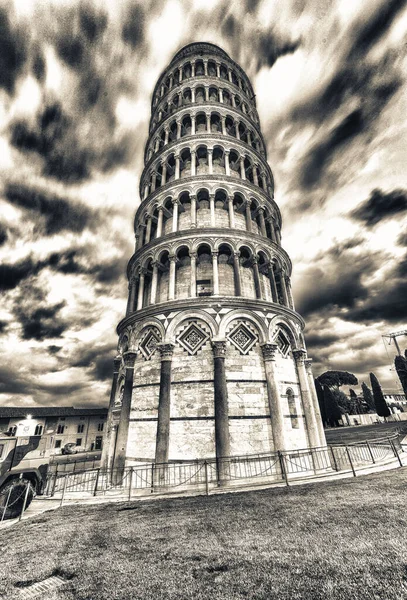 Torre Pisa Para Día San Patricio Iluminada Por Luces Verdes — Foto de Stock