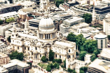 St Paul Katedrali, Londra - İngiltere'de görünümünü bulanık helikopter.