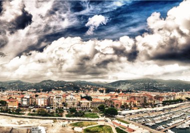 Gün batımında Chiavari ufuk çizgisinin panoramik hava görüntüsü. Liguria, İtalya.