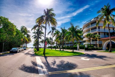 Palm Beach Bulvarı güneşli bir günde, Florida