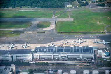 SINGAPORE - 5 HAZİRAN 2020 Singapur havaalanı ve pist manzarası
