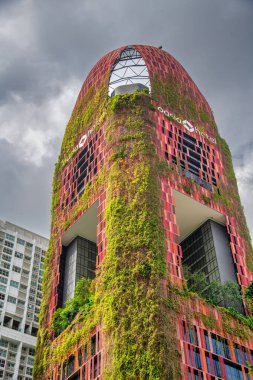 ŞARKI - 4 Ocak 2020: The Oasia Hotel Downtown, Singapur merkezli bir mimarlık firması olan Woha tarafından tasarlandı