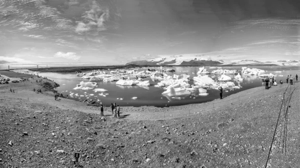 冰岛南部Jokulsarlon环礁湖的黑白全景 — 图库照片