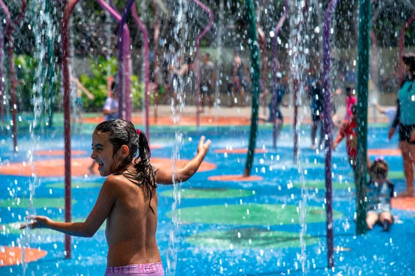 Boldog Fiatal Lány Pihen Vízsugár Alatt Egy Városi Vízi Parkban — Stock Fotó