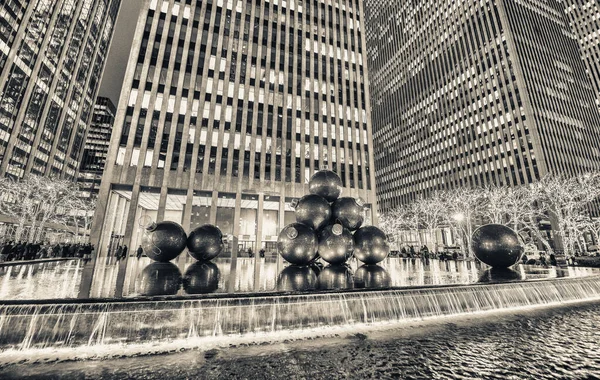 Giant Red Christmas Balls Pool Night Manhattan New York City — Stock Photo, Image