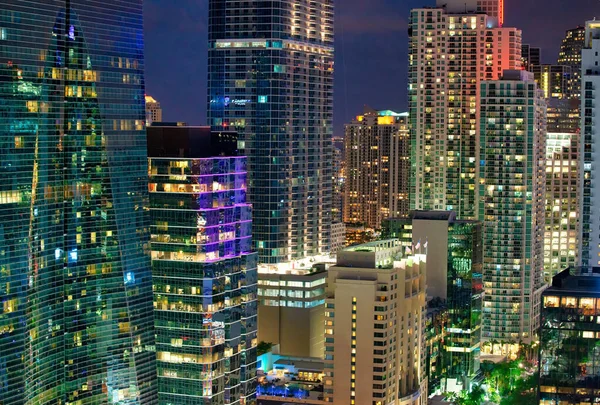 街の高層ビルや夜の光の反射 事業概念 — ストック写真