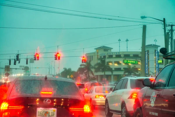 Jupiter Abril 2018 Tráfico Automóviles Largo Una Carretera Importante Día —  Fotos de Stock