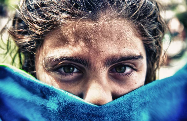 Νεαρό Κορίτσι Όμορφα Πράσινα Μάτια Κρύβεται Πίσω Από Μια Μπλε — Φωτογραφία Αρχείου
