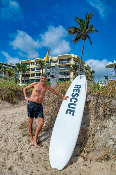 Happy Man Touching Rescue Surf Board Palm Beach Florida — Stockfoto