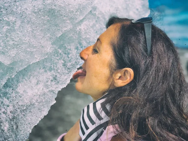 Frau Leckt Eisberg Sommer — Stockfoto