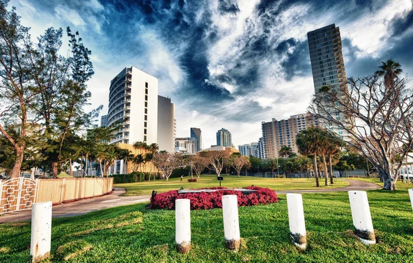 Brickell Key Park Och Byggnader Vacker Morgon Miami — Stockfoto