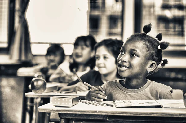 Escena Escuela Primaria Colegiala Africana Con Compañeros Clase Multiétnicos Aula —  Fotos de Stock