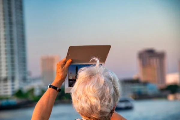 Mujer Mayor Tomando Fotos Hermoso Horizonte Ciudad Atardecer Con Tableta —  Fotos de Stock