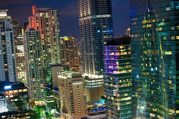 マイアミ 2018年3月28日 ダウンタウンマイアミの高層ビルと夜の反射 — ストック写真