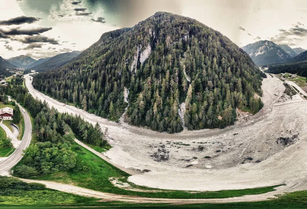 意大利白云石山小村 全景360度航景 — 图库照片