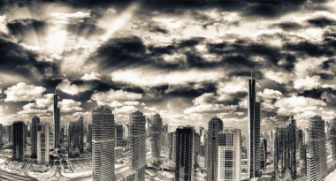 Gün batımında helikopterden Dubai 'nin panoramik hava görüntüsü, Birleşik Arap Emirlikleri.
