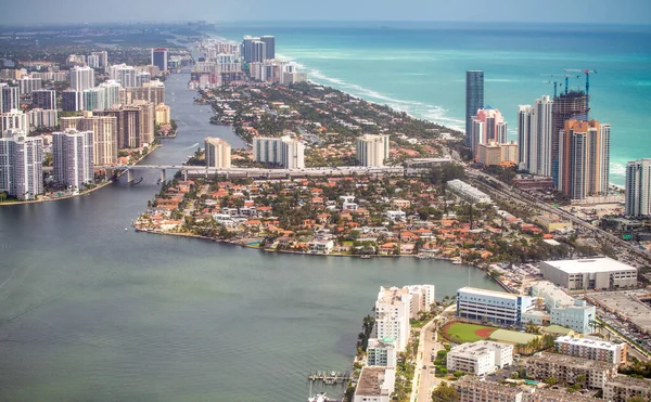 Bulutlu Bir Günde Florida Daki Miami Beach Binalarının Kanallarının Hava — Stok fotoğraf