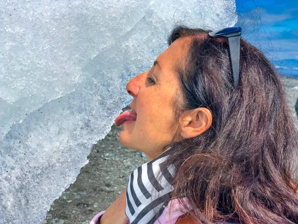 Woman Licking Iceberg Summer Season — Fotografia de Stock