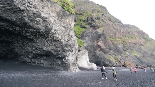 REYNISFJARA, ISLANDA - 2 AGOSTO 2019: I turisti si godono la famosa spiaggia nera nella stagione estiva — Video Stock