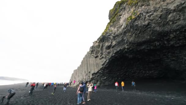 REYNISFJARA, ICELAND - AUGUST 2, 2019: Tourists enjoy the famous black beach in summer season — Video Stock