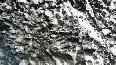 Reynisfjara yaz mevsiminde siyah plaj bazalt kayaları