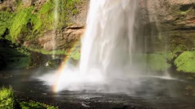 Seljalandsfoss Şelaleleri yaz mevsiminde, İzlanda