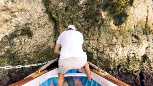 CAPRI, ITALIË - JUNI 17, 2021: Toeristen en locals bezoeken beroemde Blue Grotto — Stockvideo