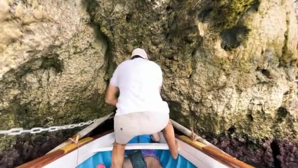 CAPRI, ITALIEN - 17. Juni 2021: Touristen und Einheimische besuchen berühmte Blaue Grotte — Stockvideo