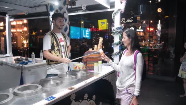SINGAPORE - JANUARY 3, 2020: Perempuan memerintahkan Ice Cream dari Street Vendor yang terkenal di Clarke Quay pada malam hari — Stok Video