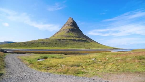 Kirkjufell bergen en meren, panoramisch uitzicht in het zomerseizoen - IJsland — Stockvideo