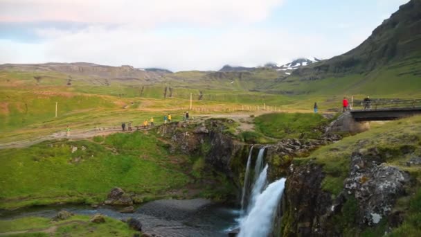 Kirkjufellfoss Watervallen in het zomerseizoen, IJsland — Stockvideo