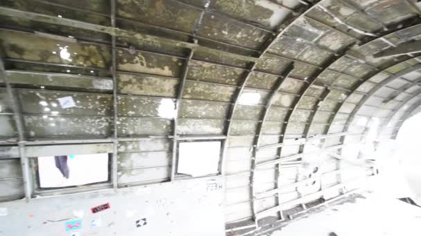 Interiér vraku letadla na pláži Solheimasandur, Island — Stock video