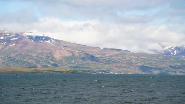 Montanhas Siglufjordhur e vista panorâmica da costa na temporada de verão, Islândia — Vídeo de Stock