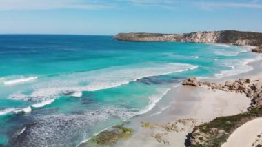 Pennington Körfezi, Güney Avustralya, Kanguru Adası 'nda harika bir plajdır. İHA 'dan hava görüntüsü