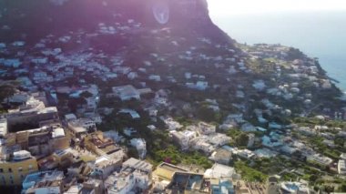 Gün batımında Capri kasabası, İtalya. Yaz mevsiminde İHA 'dan şehir evlerinin hava görüntüsü