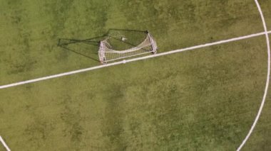 Futbol sahasının yukarıdan görünüşü. Spor konsepti, açık hava aktivitesi ve spor konsepti