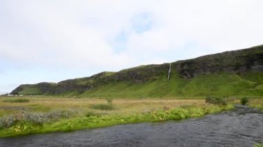 Seljalandsfoss Şelaleleri ve Dağları yaz mevsiminde, İzlanda Ağır çekim