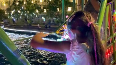 Genç kız gece Melaka 'yı ziyaret ediyor, Malezya