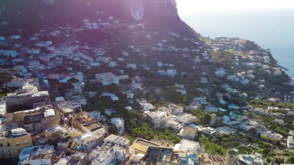 Capri město při západu slunce, Itálie. Letecký pohled na městské domy z dronu v letní sezóně — Stock video