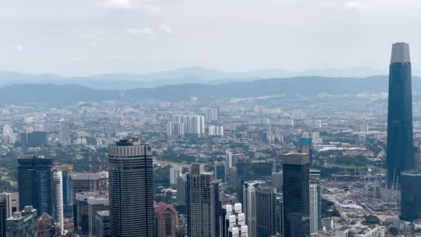 Niesamowity widok z lotu ptaka na Kuala Lumpur w pochmurny dzień, Malezja — Wideo stockowe