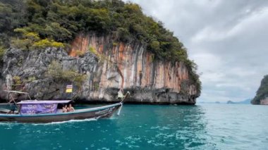PHUKET, THAILAND - 22 Aralık 2019: Bulutlu bir günde yüzücülerle birlikte Hong Adası