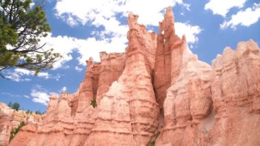 BRYCE CANYON, UT - Temmuz 2019: Turistler doğal kaya oluşumları arasındaki yürüyüşün tadını çıkarıyorlar